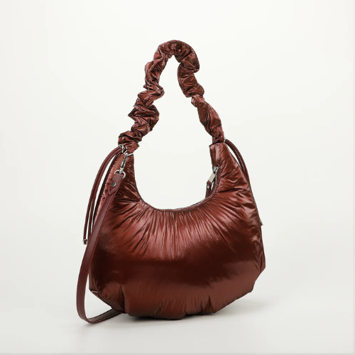 BORSA HOBO IN NYLON CON MANICO ARRICCIATO BORDEAUX