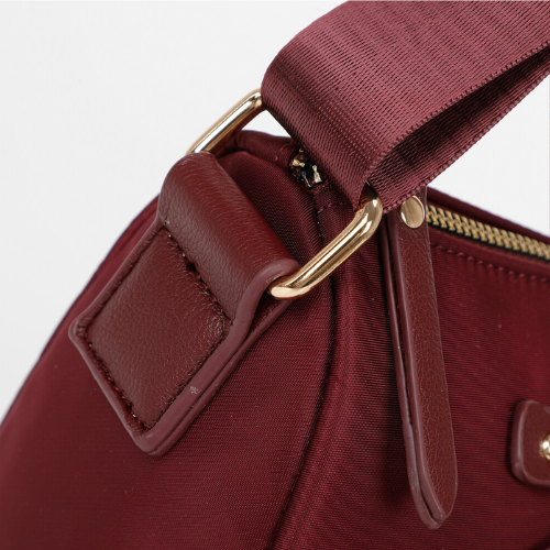 BORSA A TRACOLLA IN NYLON CON DETTAGLI IN PU BURGUNDY