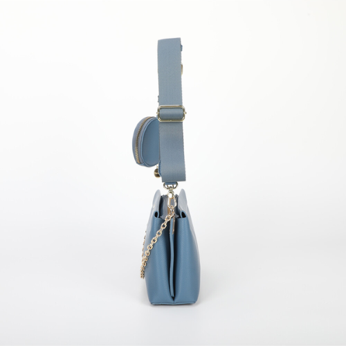 BORSA A TRACOLLA CON DETTAGLIO APPESO BLU