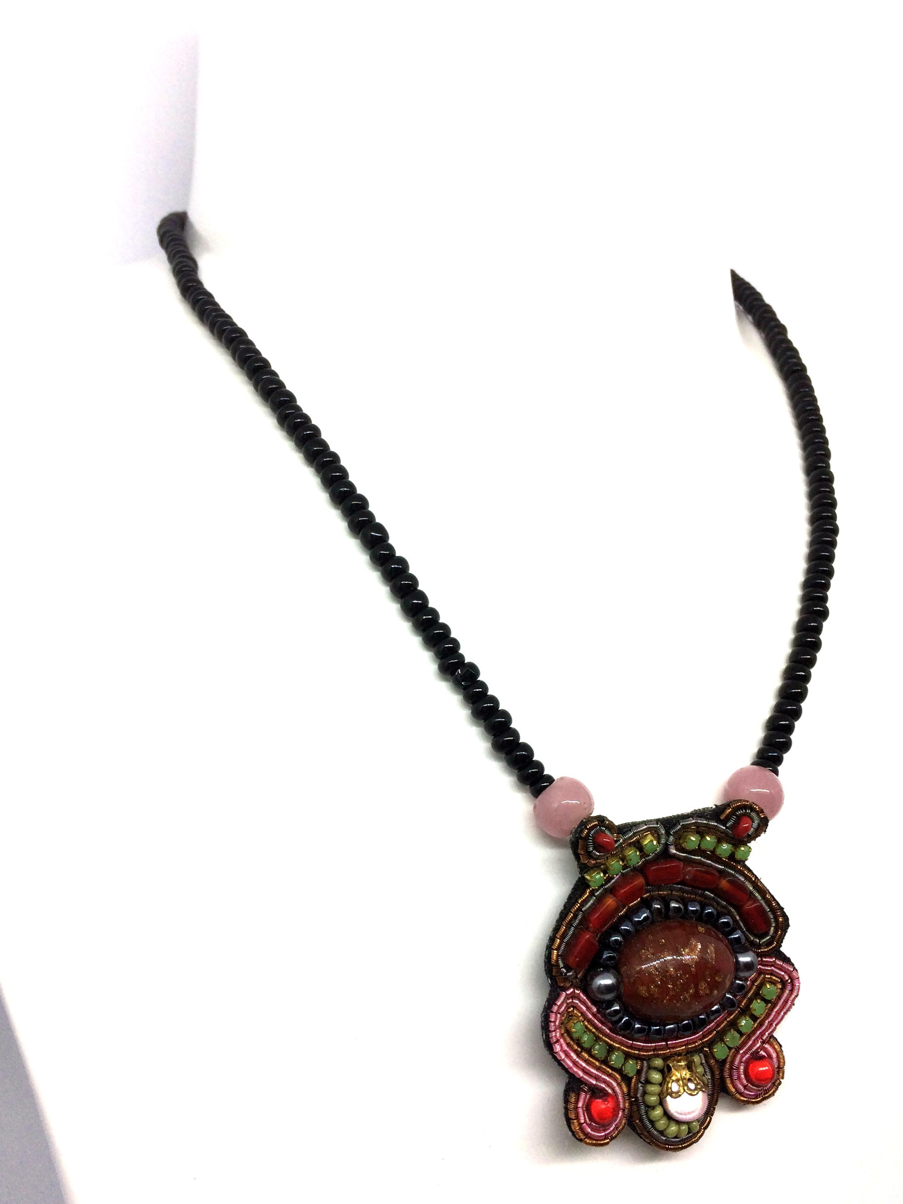 COLLANA GIROCOLLO DI PERLINE CON MEDAGLIONE ETNICO ART. 910353M