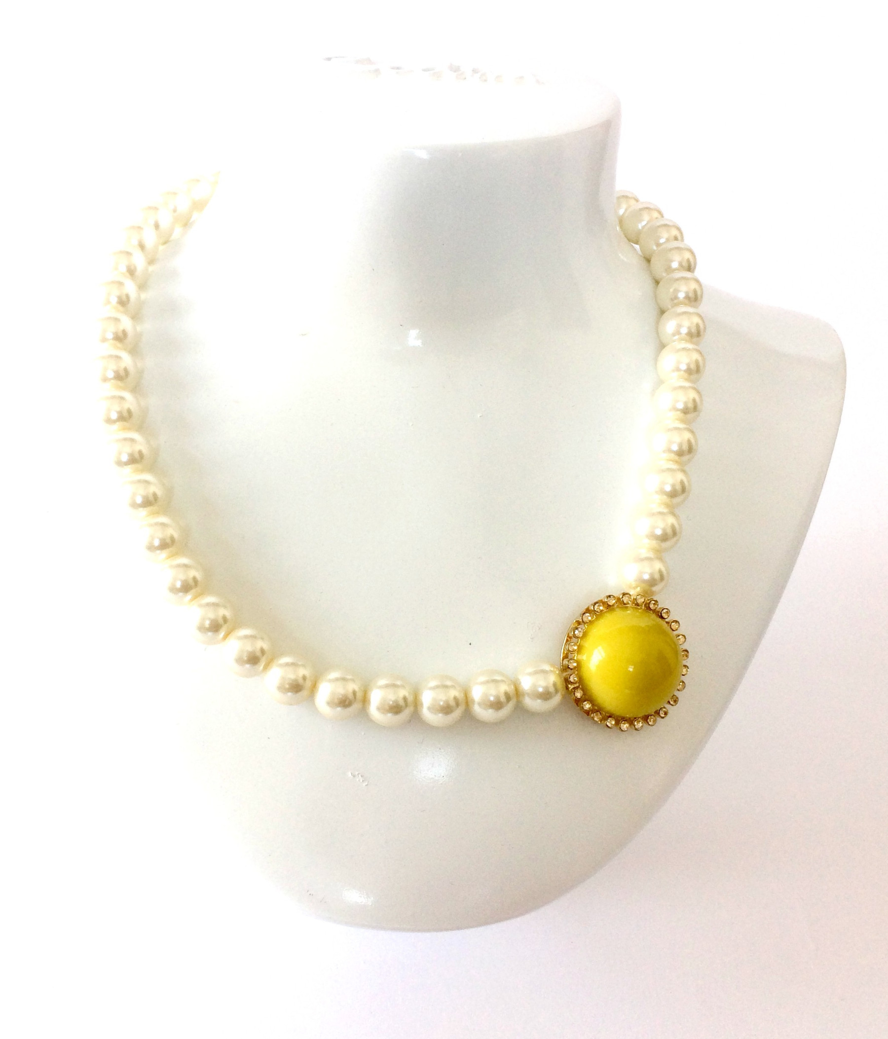 collana girocollo con perle e dettaglio verde laterale art. 461206V