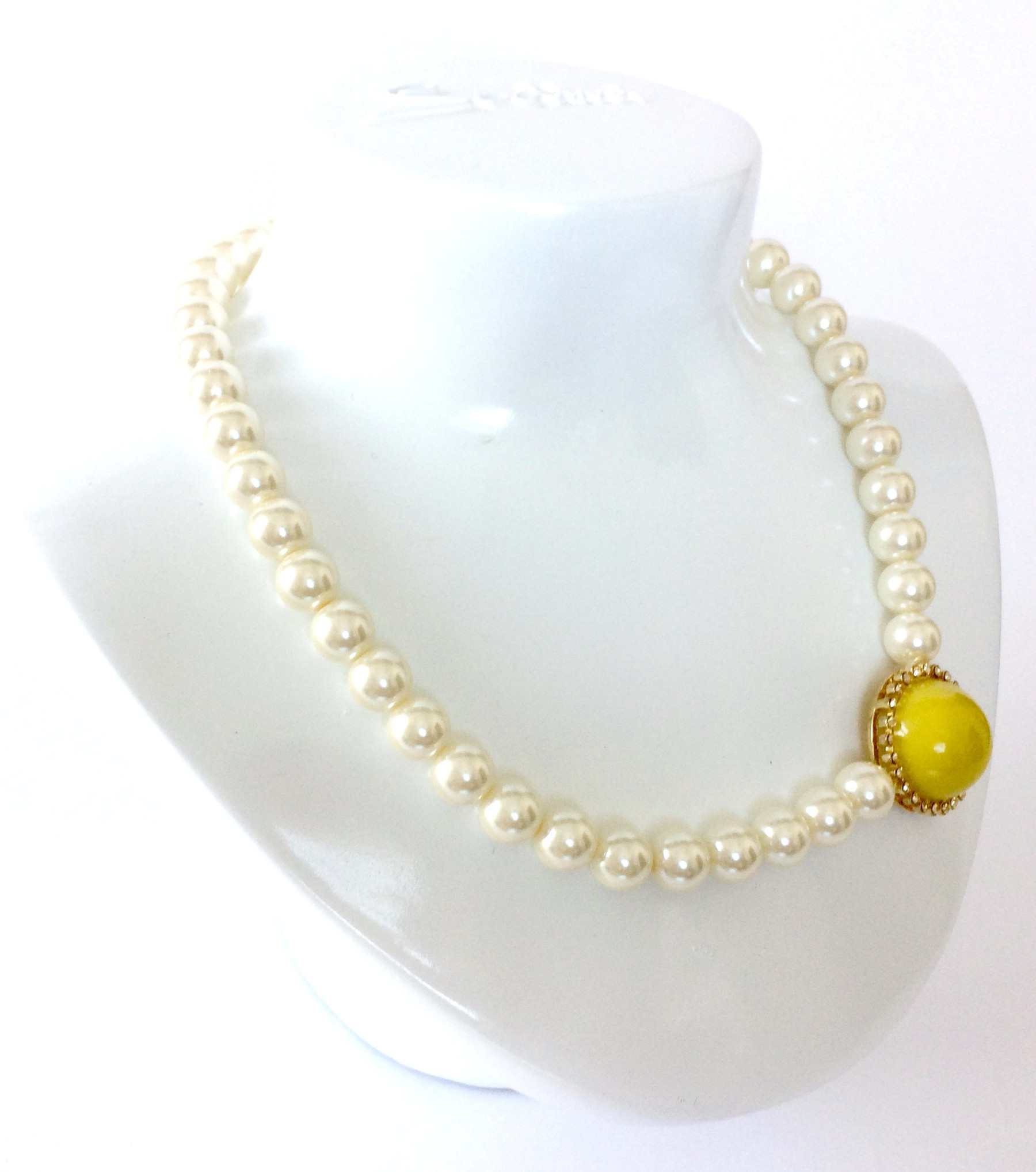 collana girocollo con perle e dettaglio verde laterale art. 461206V