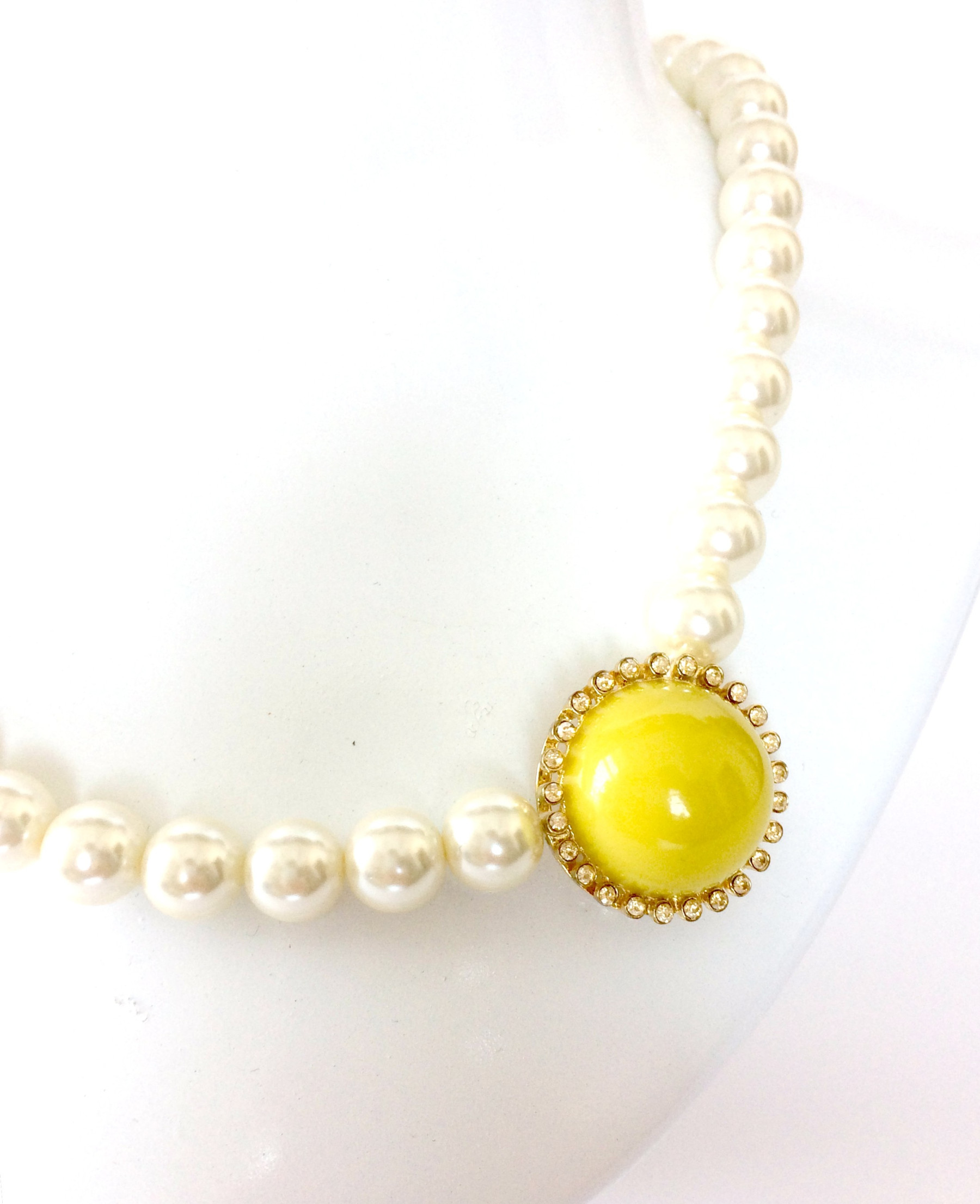 collana girocollo con perle e dettaglio verde laterale art. 461206V