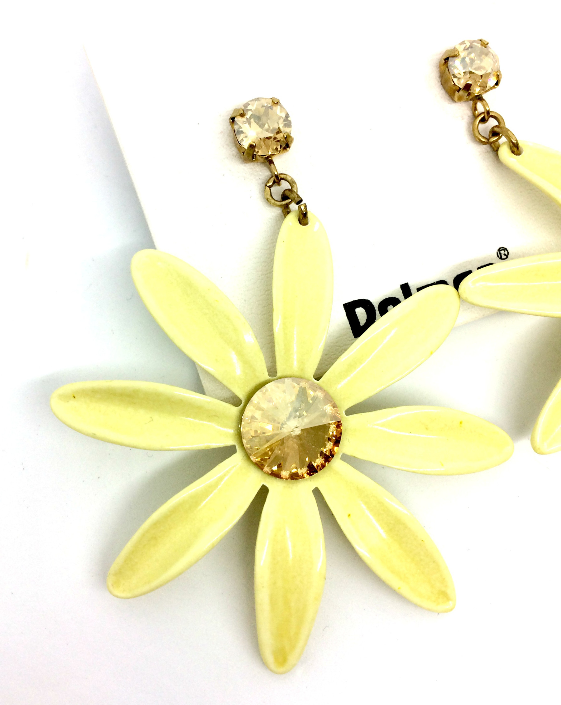 orecchino a perno con  fiore giallo  art. B000014