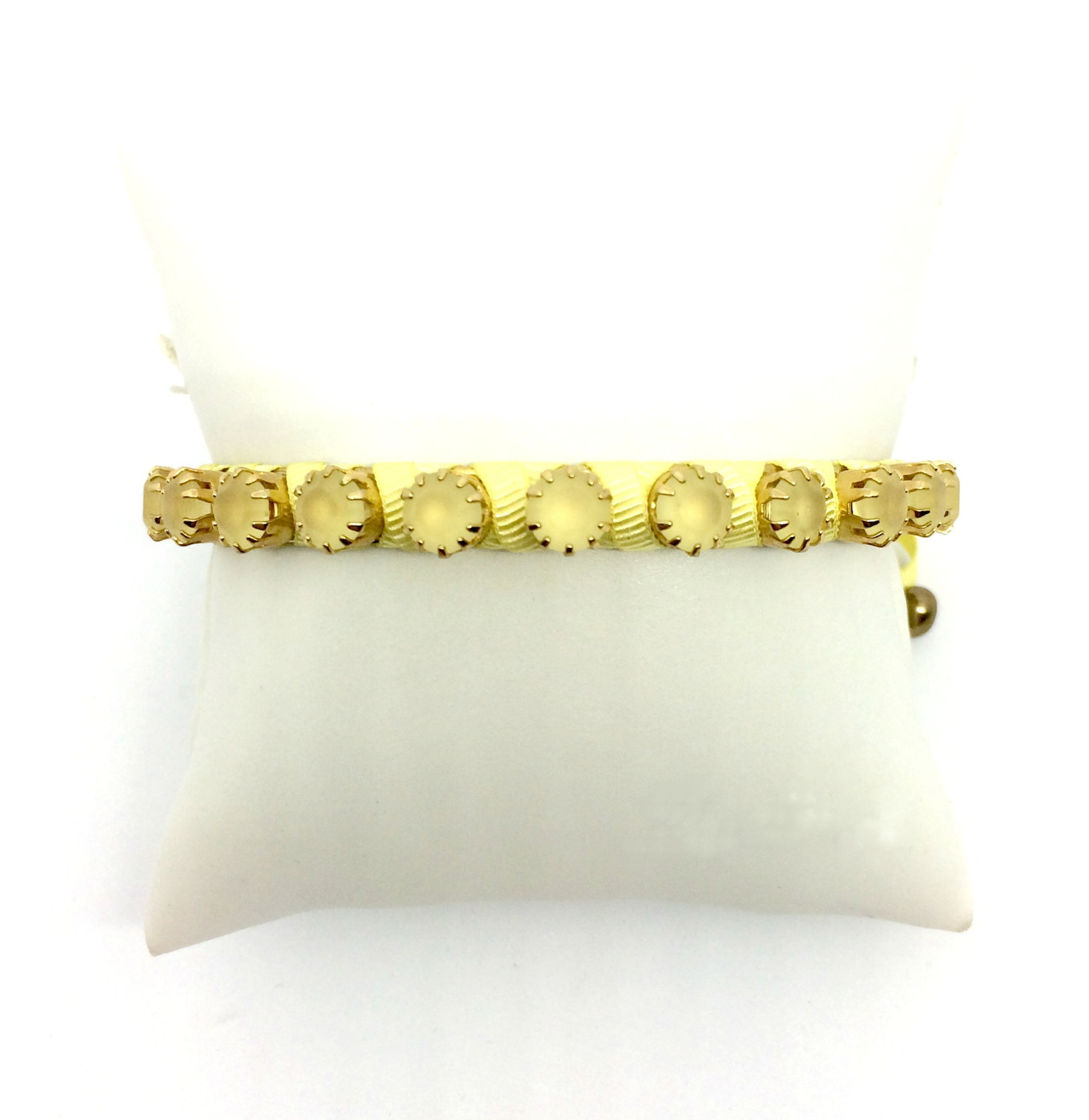 bracciale rigido regolabile con cristalli opachi e nastro gialli art. B000081