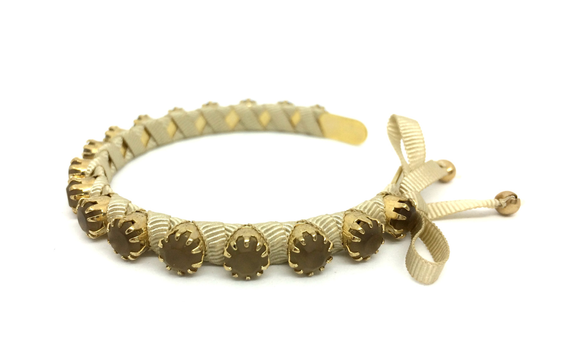 bracciale rigido regolabile con cristalli opachi e nastro beige art. B000076