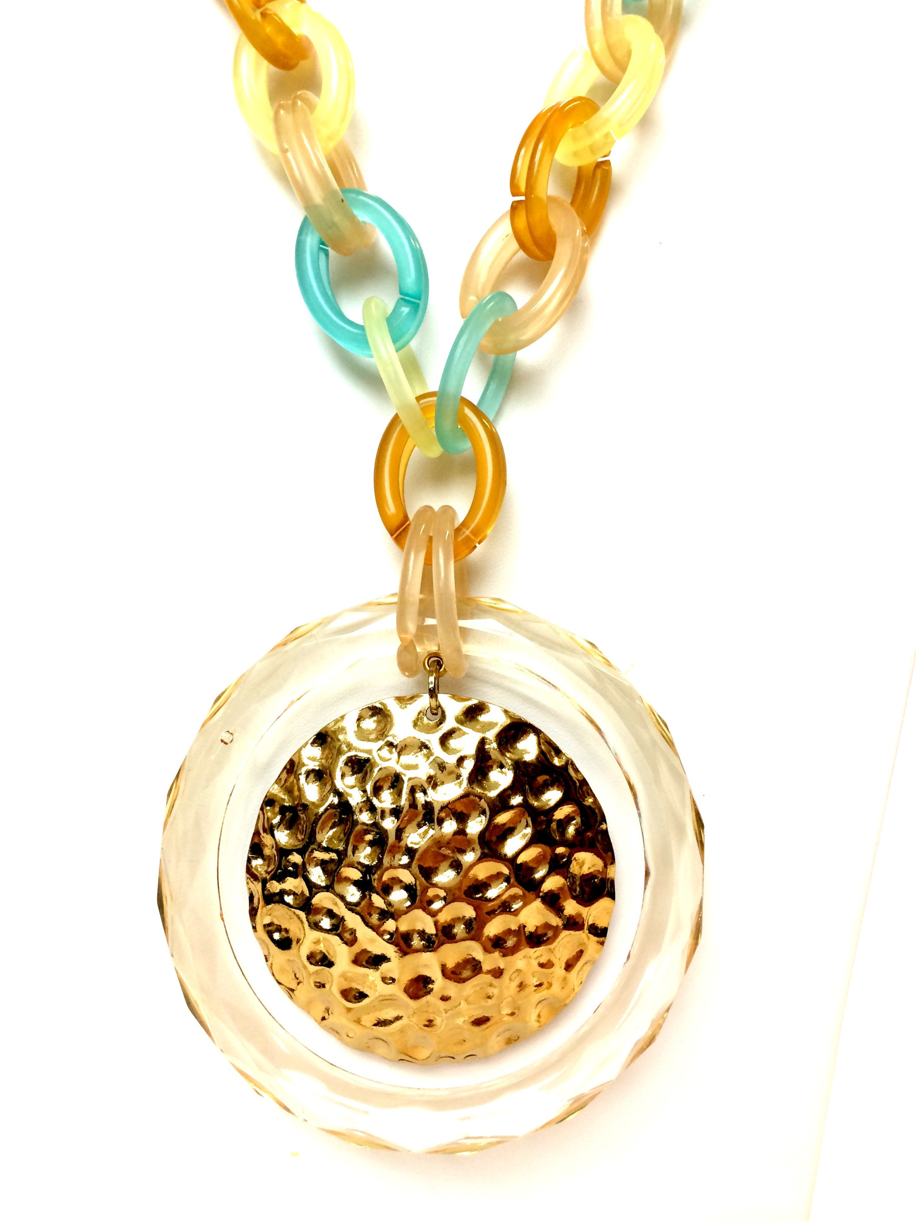 collana lunga in resina con medaglione oro battuto art. B000008