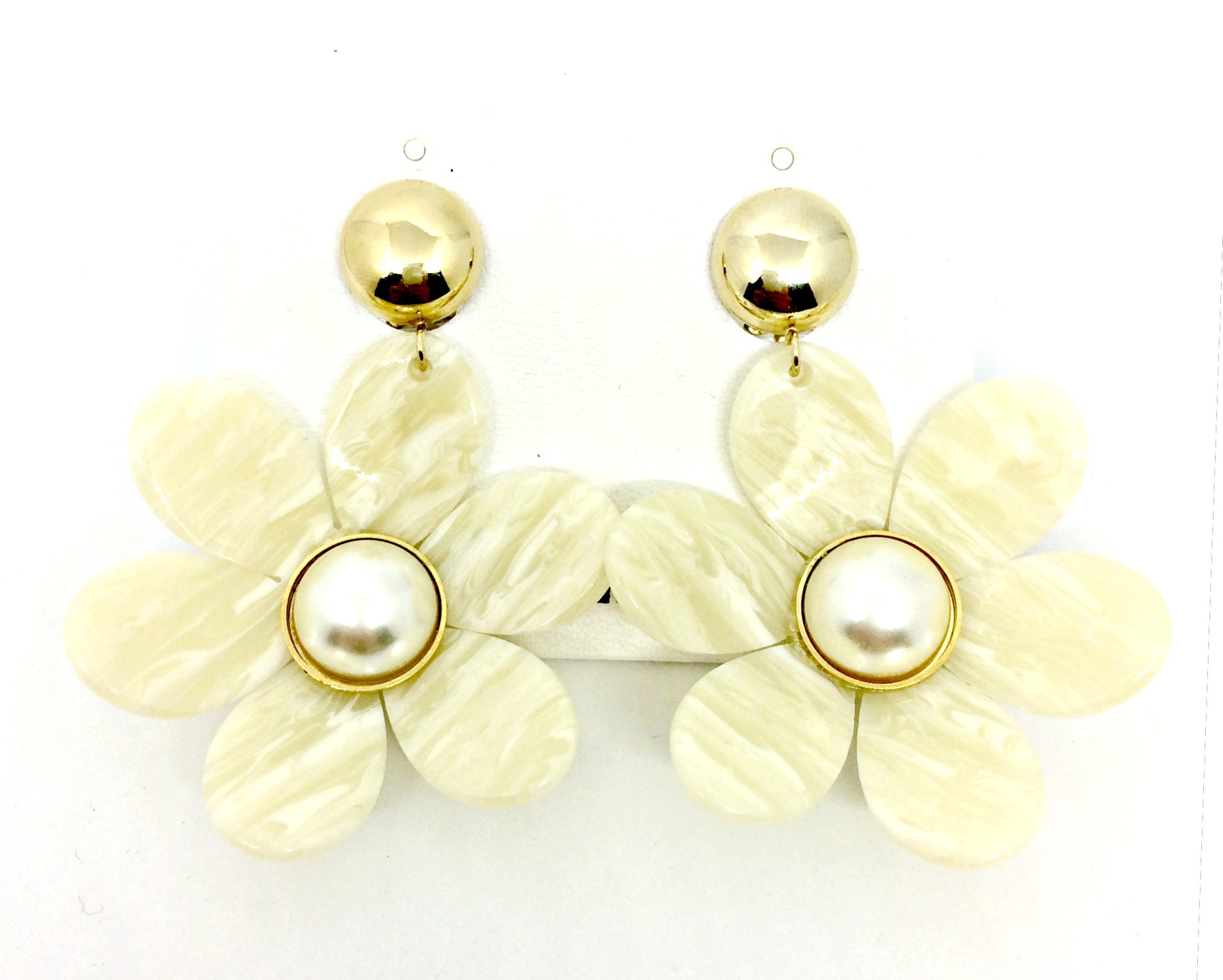 orecchino a clip dorato con fiore in resina avorio art. B000203