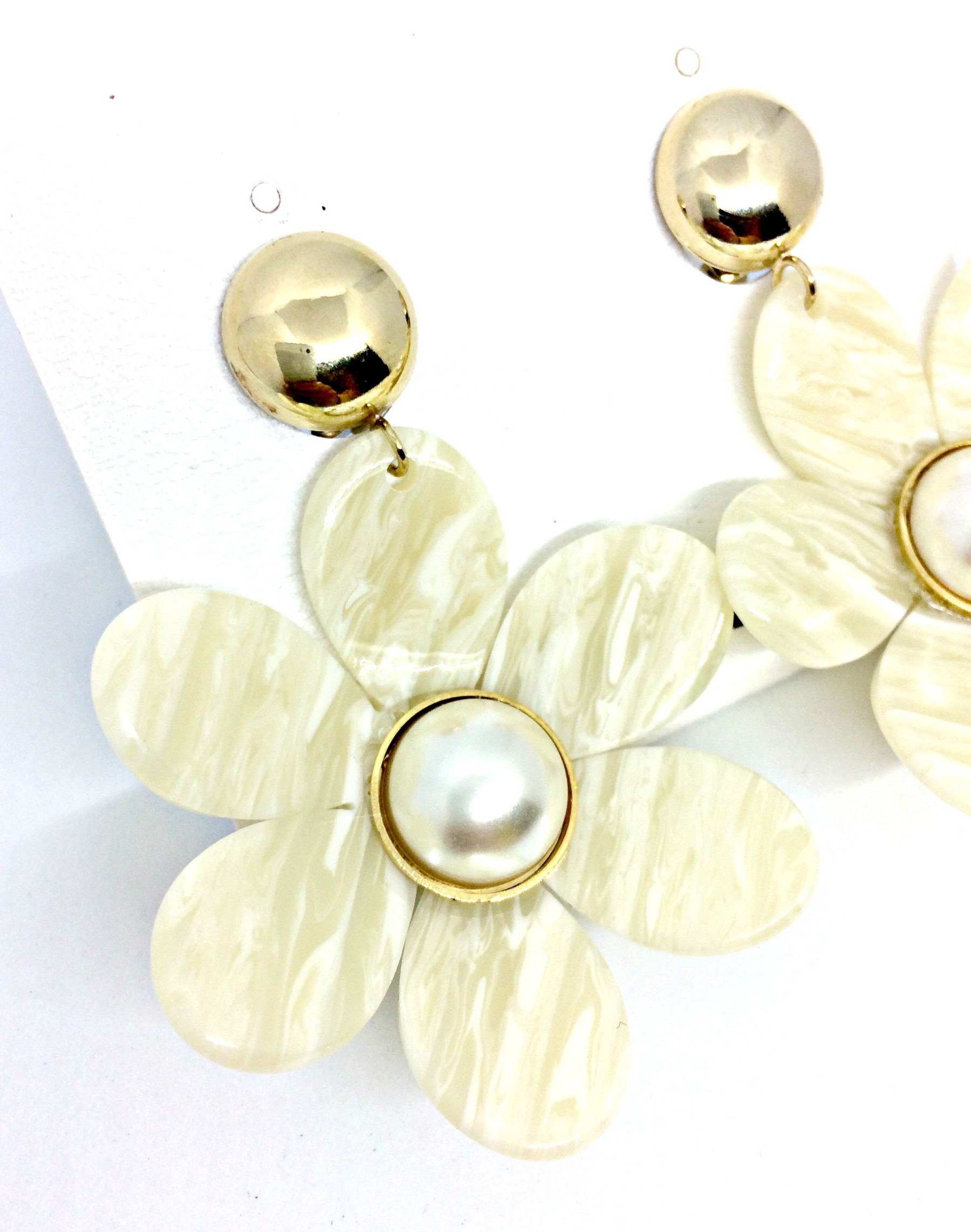 orecchino a clip dorato con fiore in resina avorio art. B000203