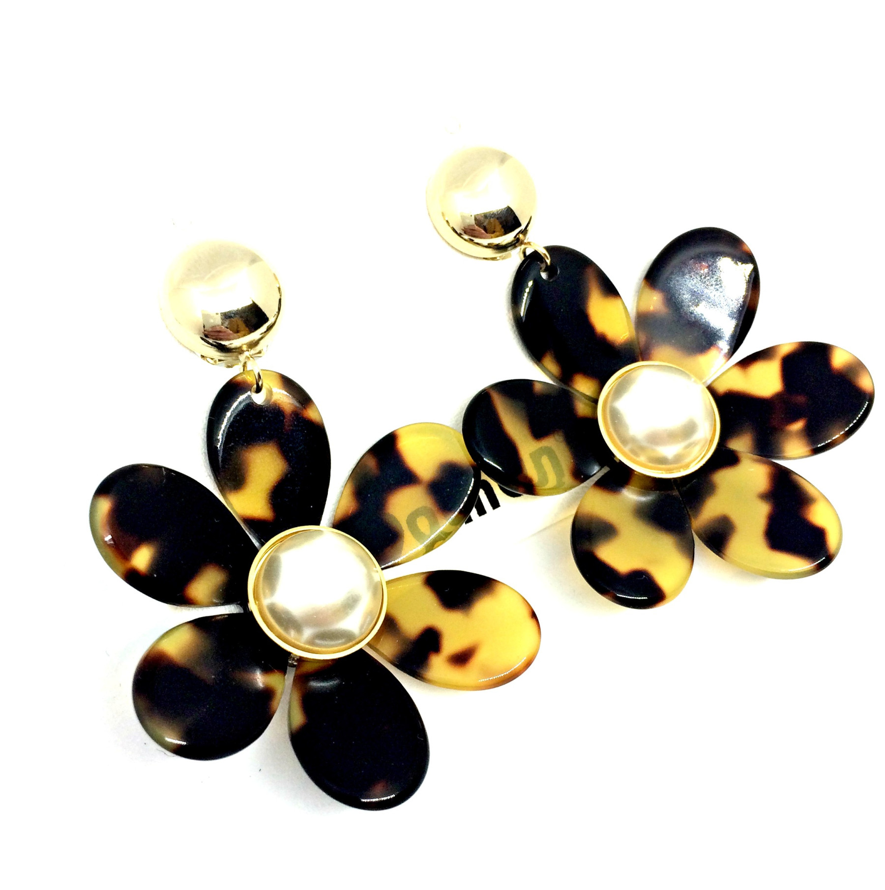 orecchino a clip dorato con fiore in resina tartarugata art. B00020