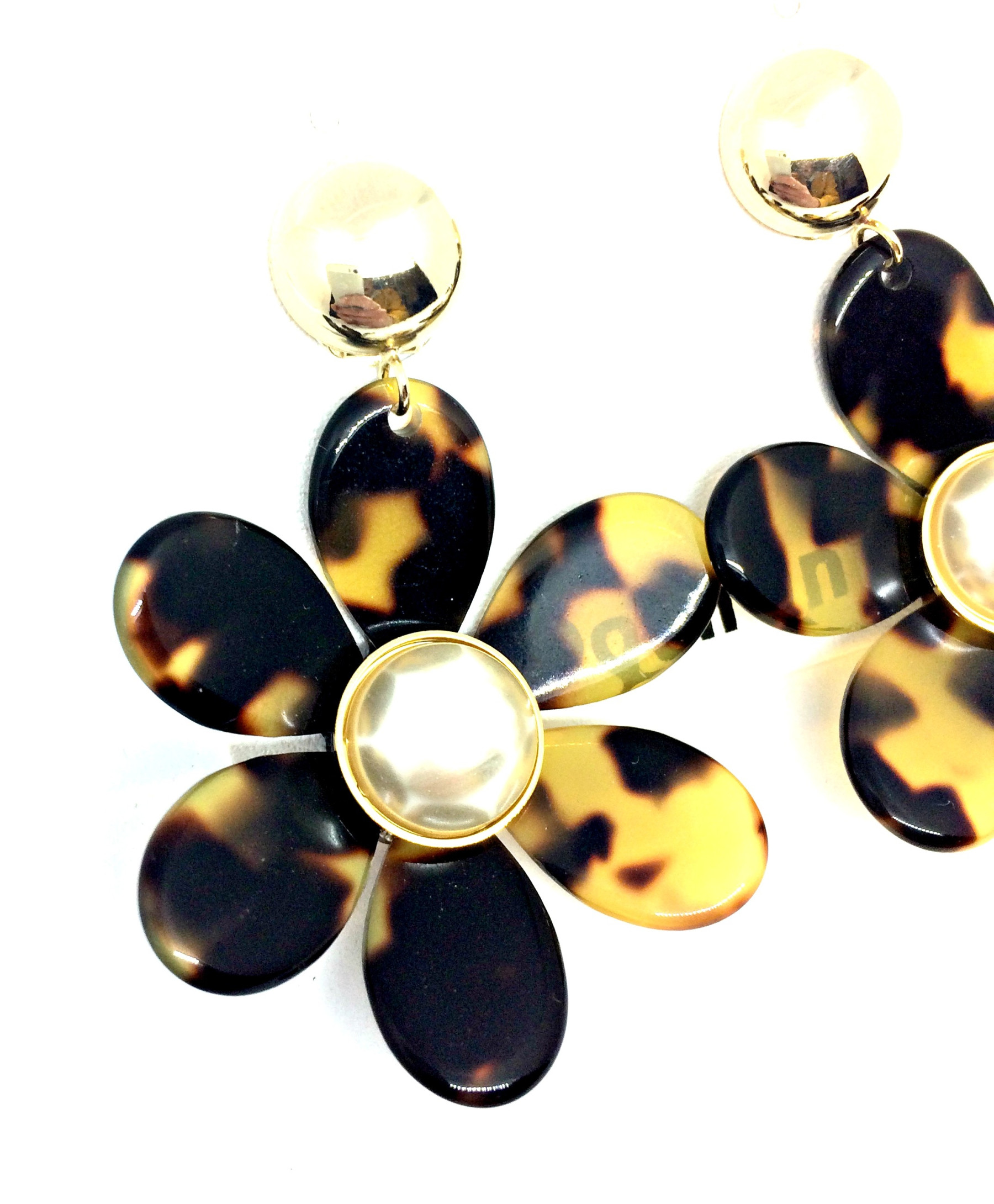 orecchino a clip dorato con fiore in resina tartarugata art. B00020