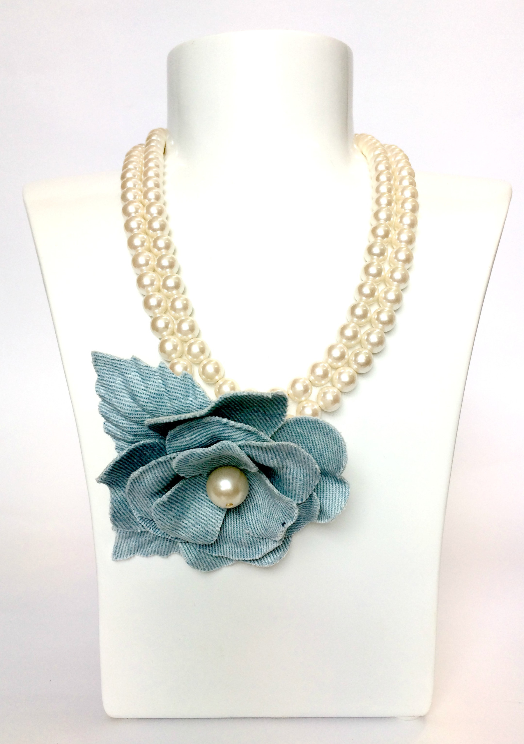 collana lunga di perle con fiore in tessuto celeste art. B000245