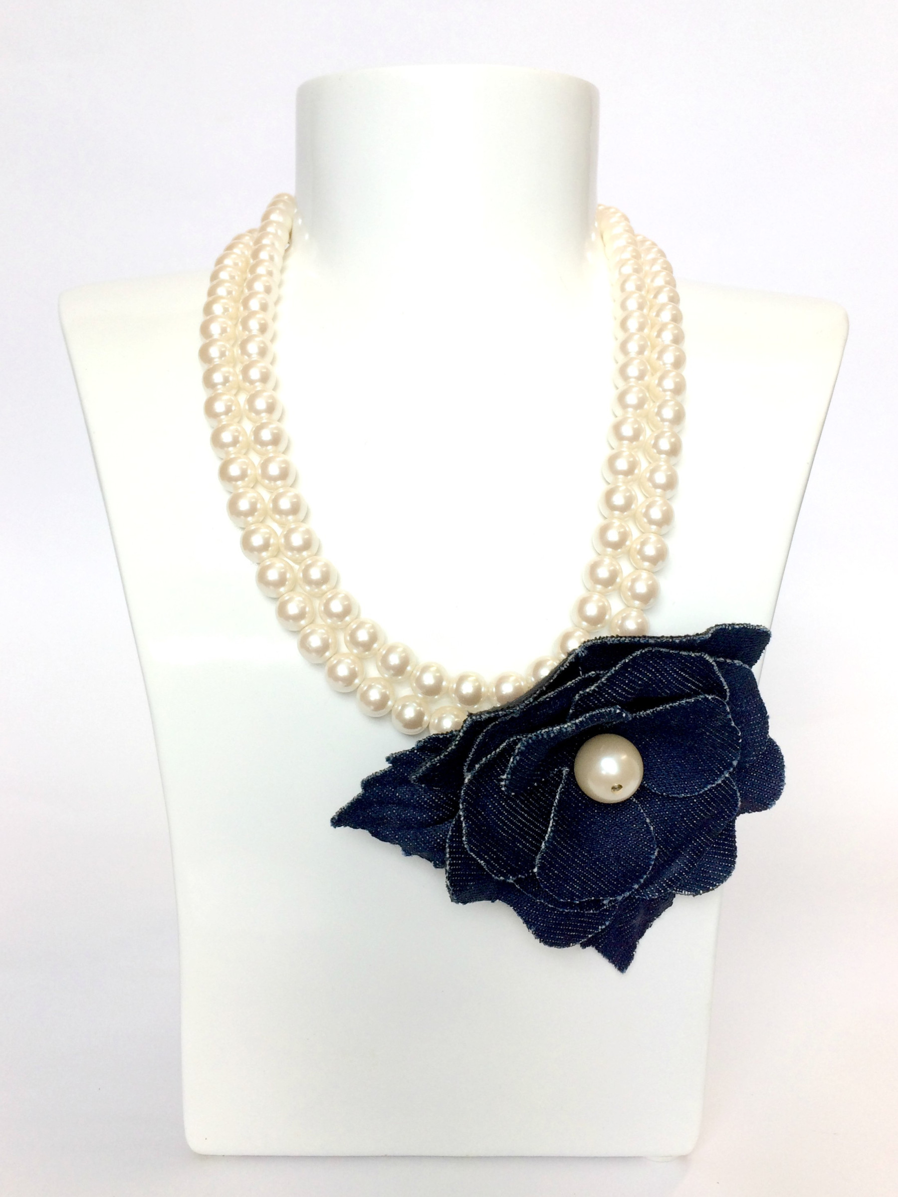 collana lunga di perle con fiore in tessuto blu art. B000221