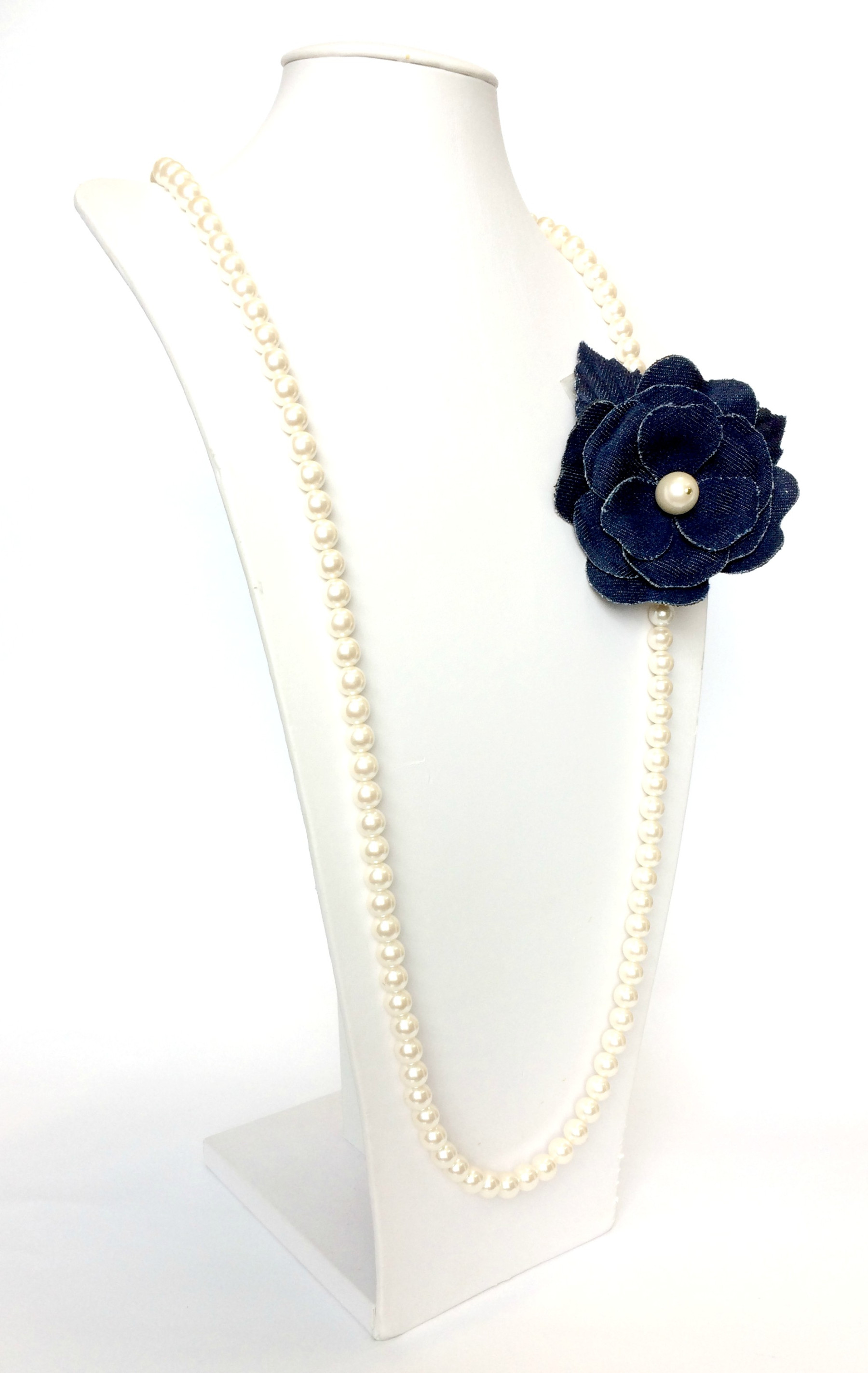 collana lunga di perle con fiore in tessuto blu art. B000221