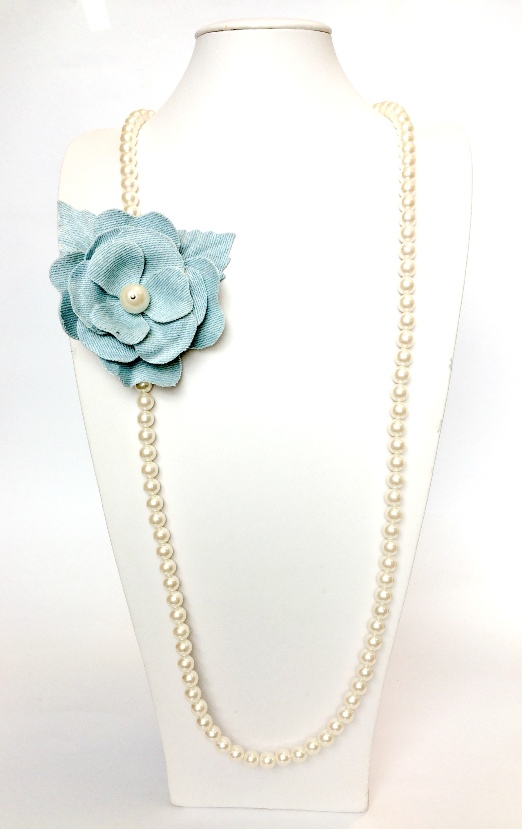 collana lunga di perle con fiore in tessuto celeste art. B000245