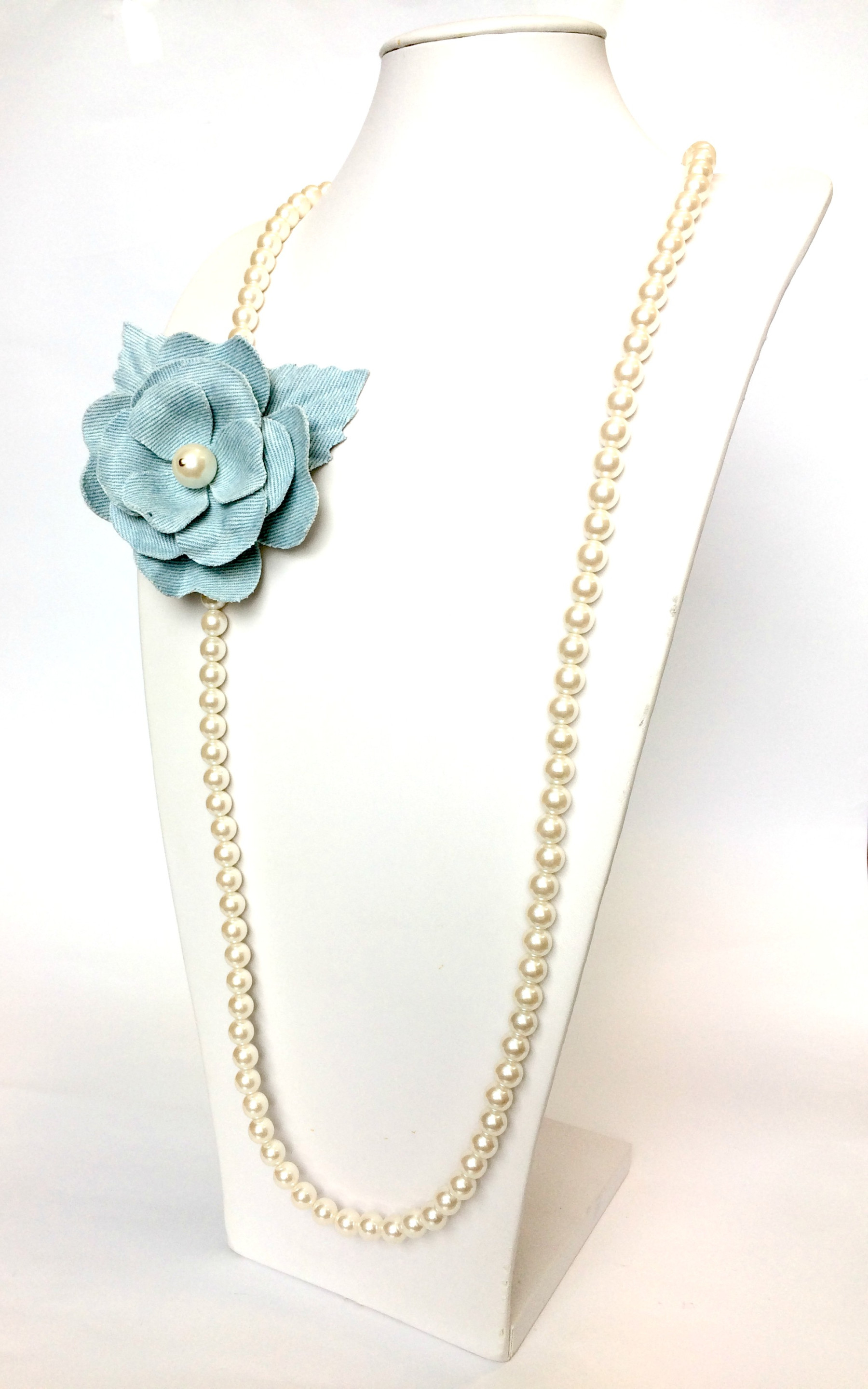 collana lunga di perle con fiore in tessuto celeste art. B000245