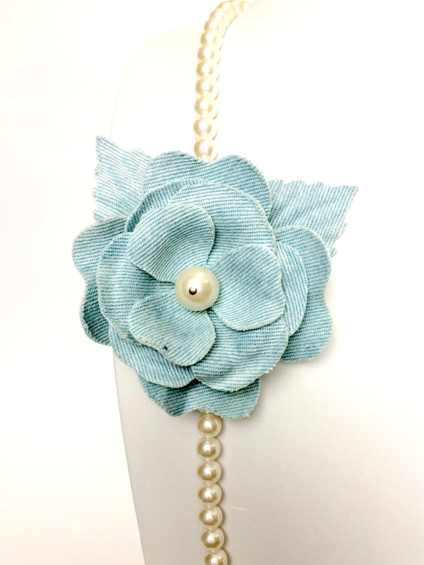 collana lunga di perle con fiore in tessuto celeste art. B000245