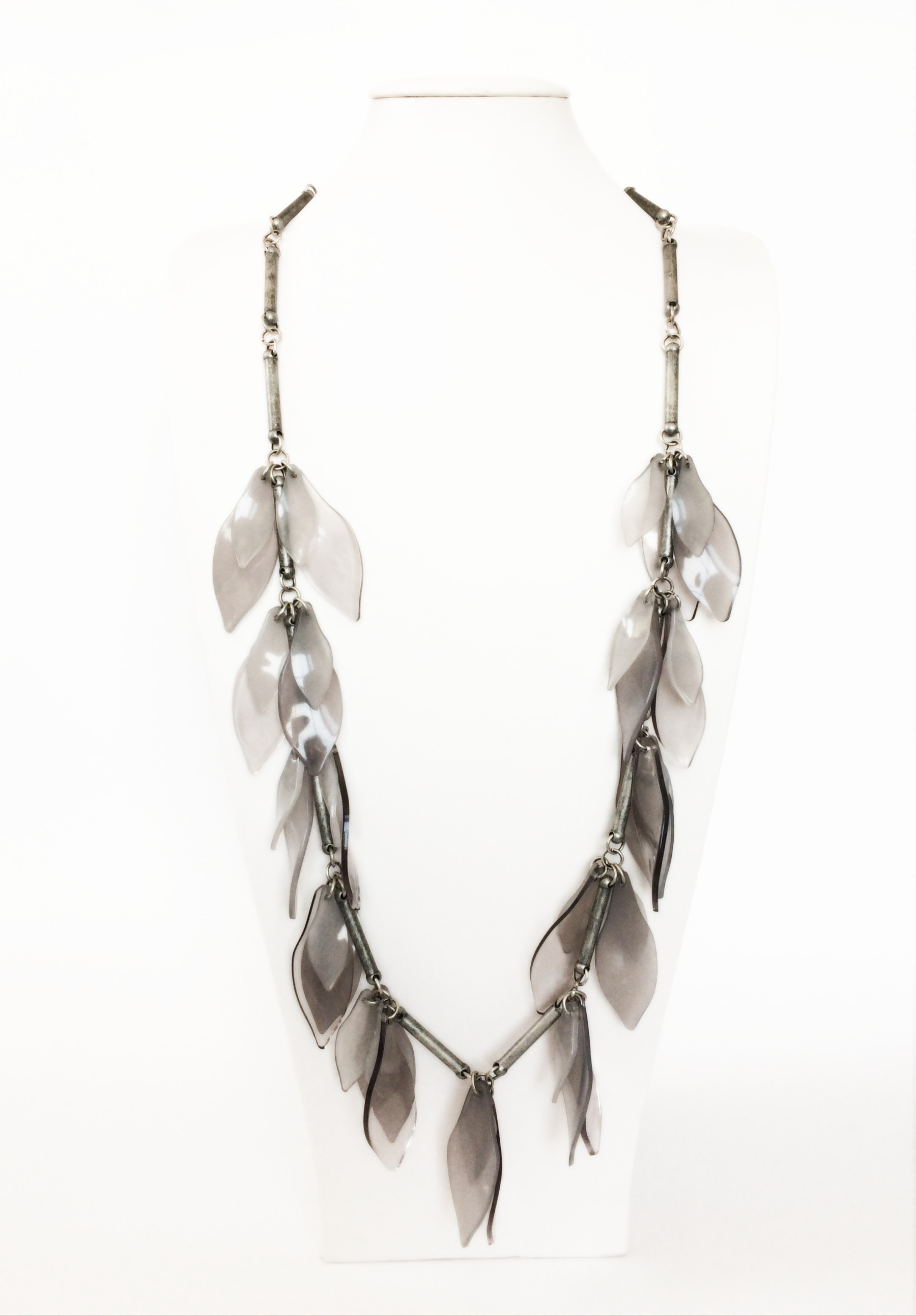 collana lunga argentata con foglie in resina grigia art. 860866B