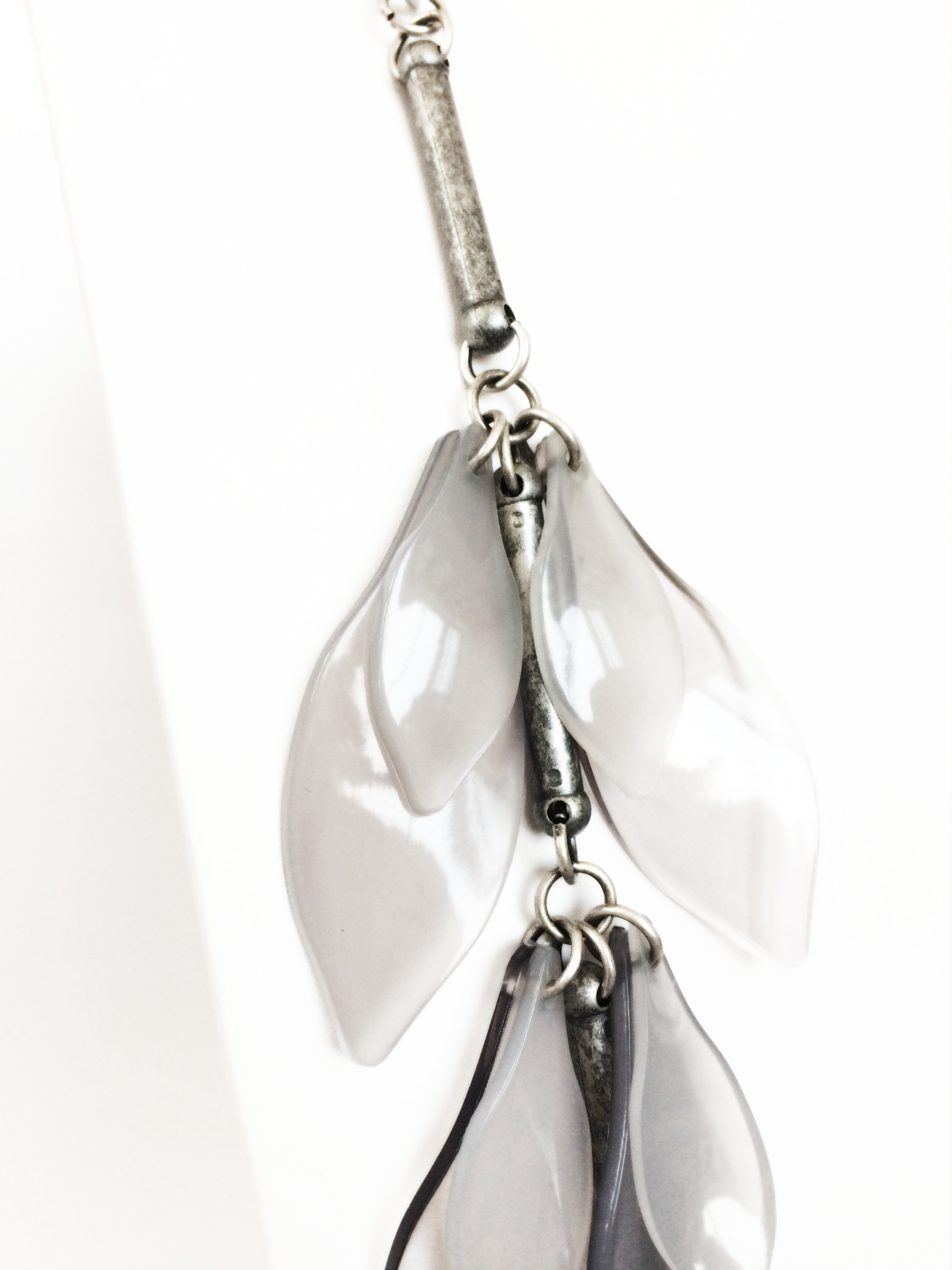 collana lunga argentata con foglie in resina grigia art. 860866B