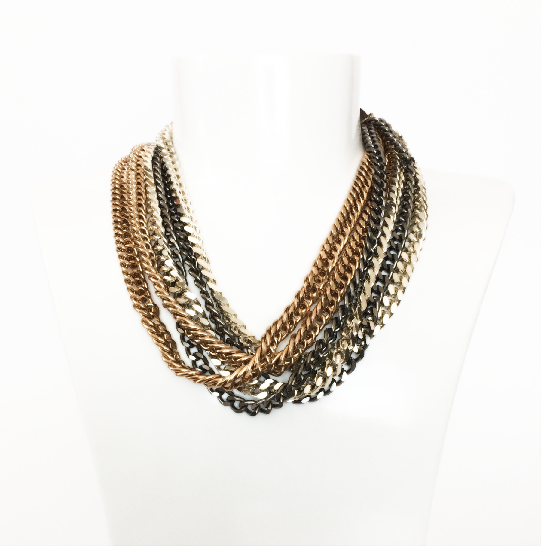 collana girocollo multifilo con chiusura in resina madreperlata art. 910119VC