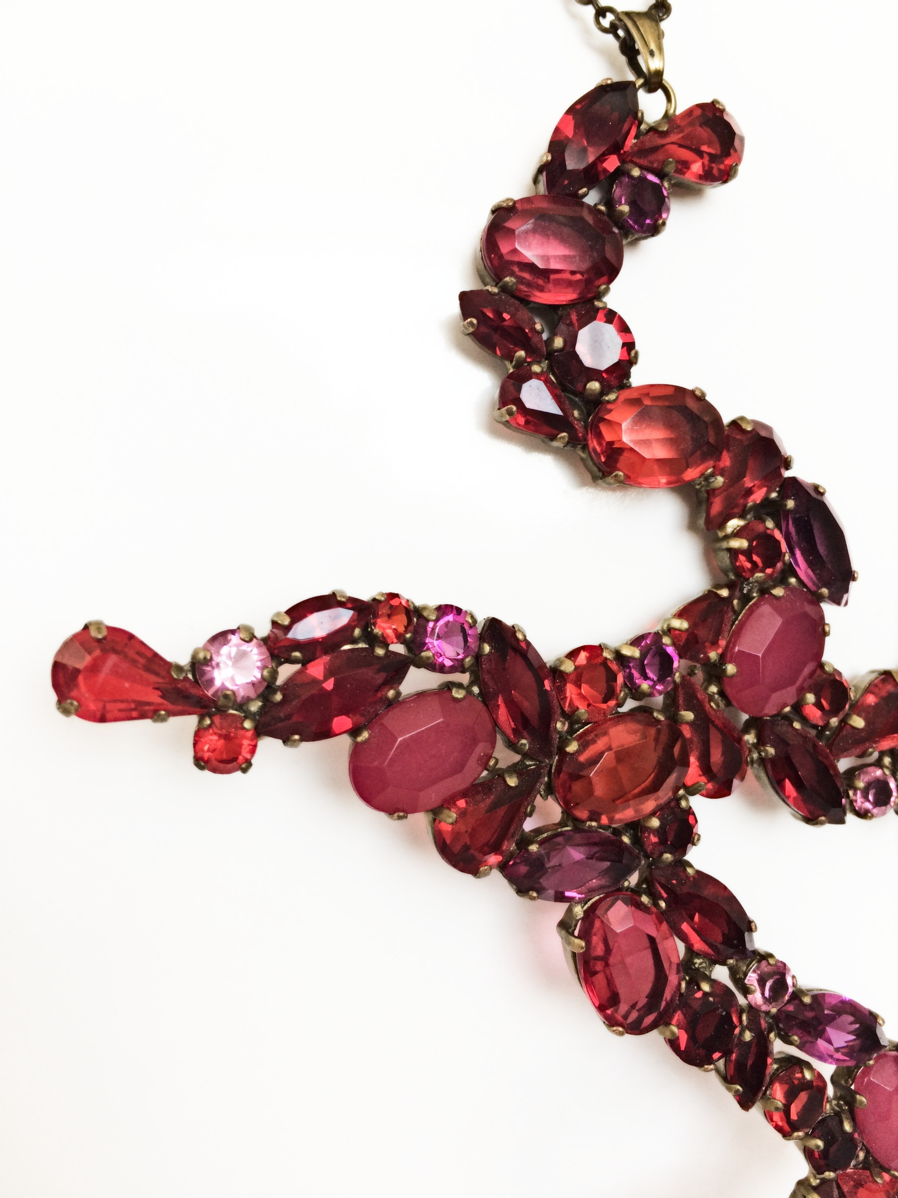 collana girocollo con pendente di cristalli rossi e viola art. 460590T