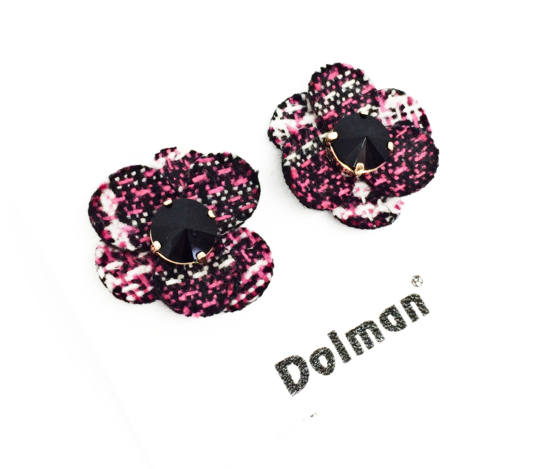 Orecchino a clip con margherita bianco,nero e FUCHSIA art. B000259