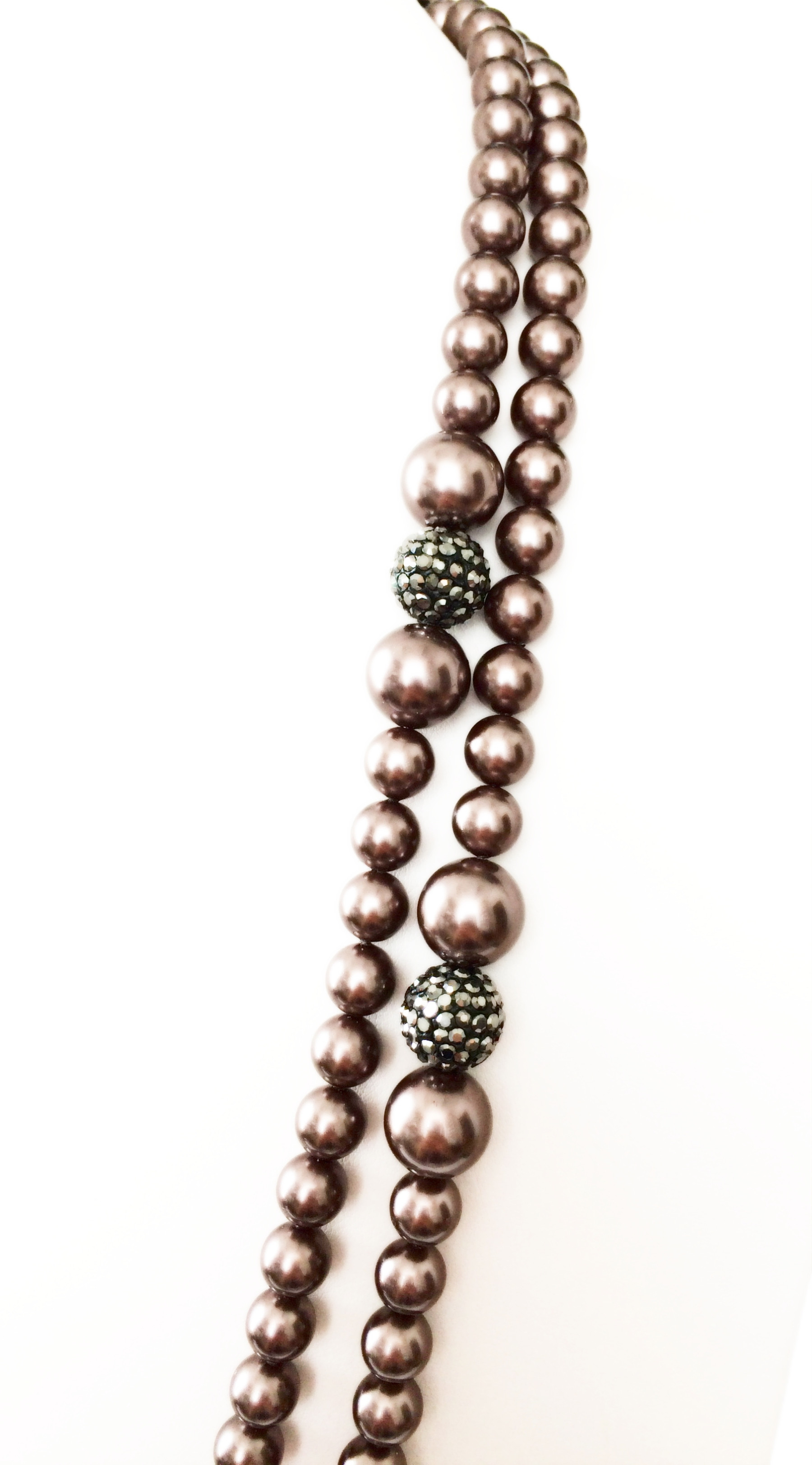 Collana lunga argentata di perle metallizzate lilla art. 930168D