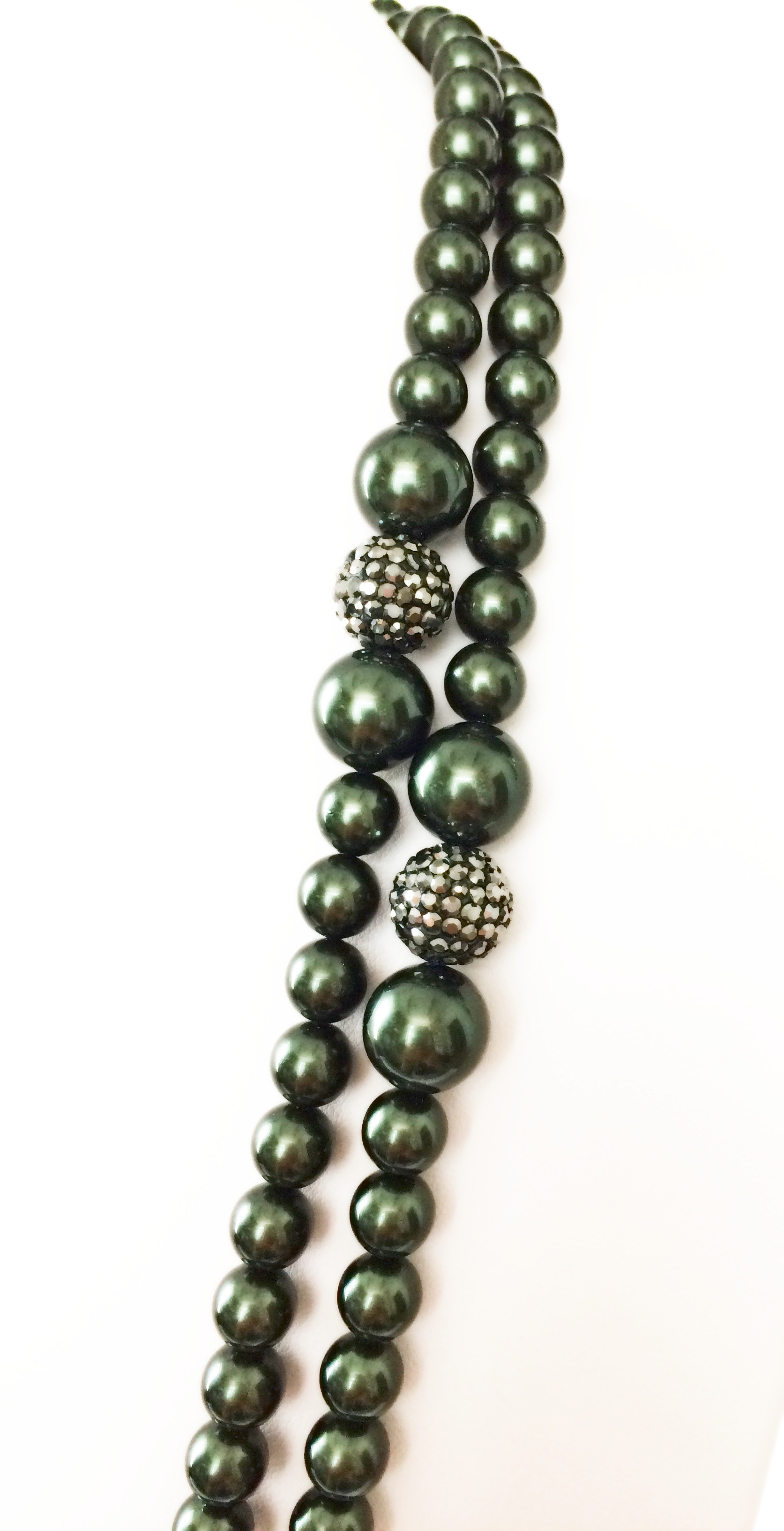 Collana lunga argentata di perle metallizzate verdi art. 930168B