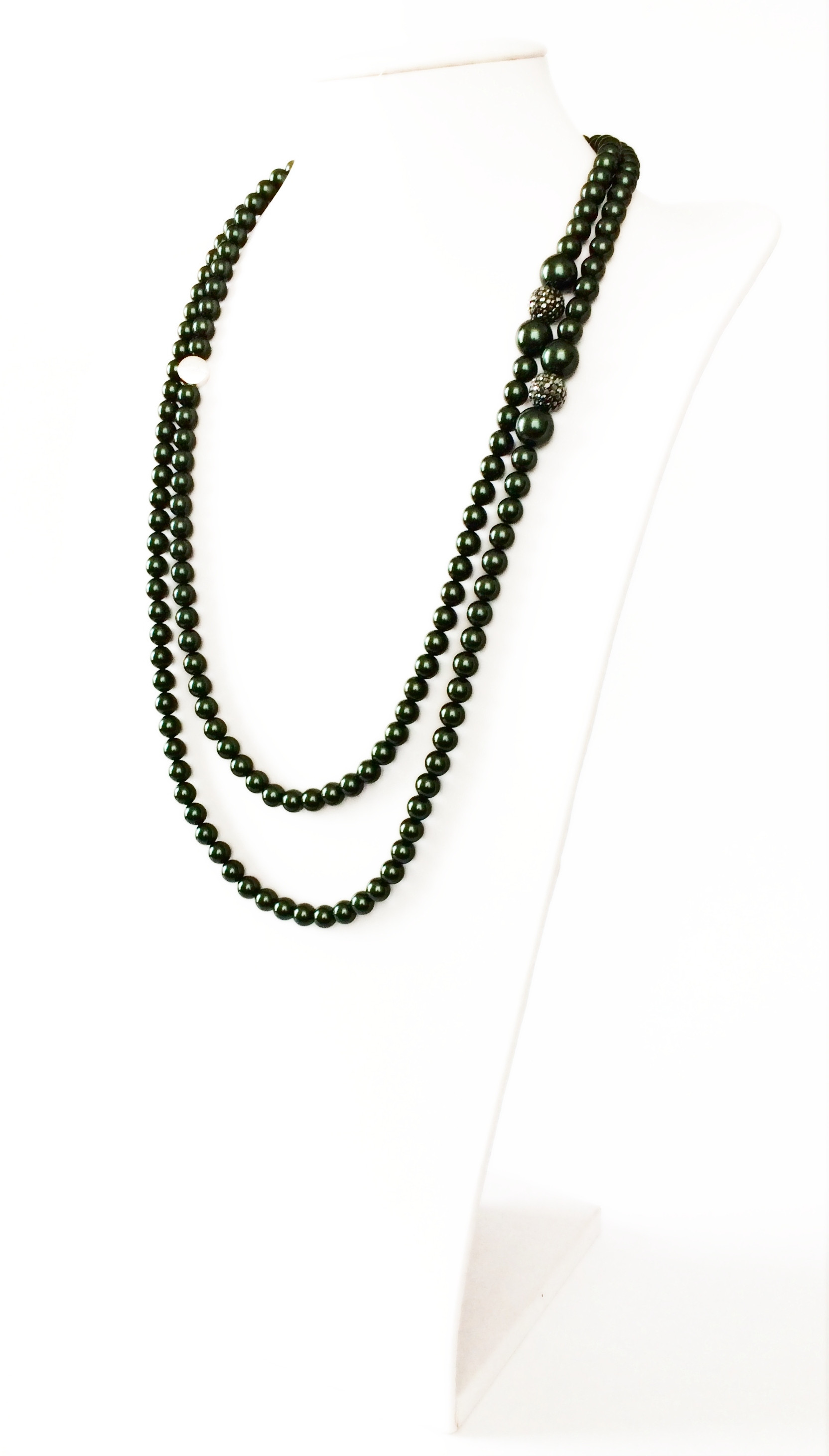 Collana lunga argentata di perle metallizzate verdi art. 930168B