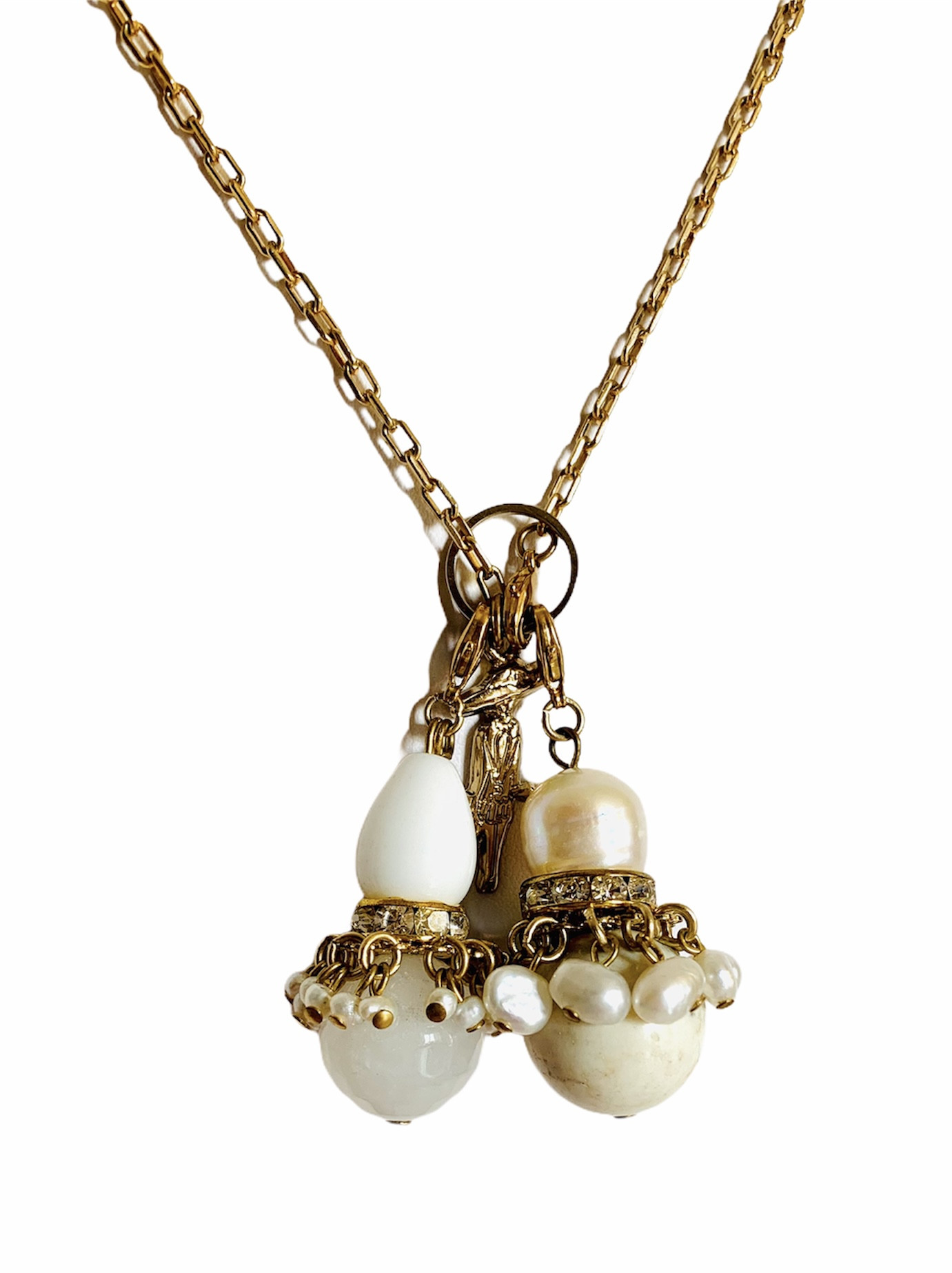 COLLANA LUNGA DORATA CON CHARMS DI PIETRE BIANCHE ART. B000581