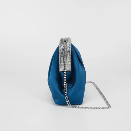 BORSA CLUTCH IN RASO CON BORDO DI STRASS BLU 