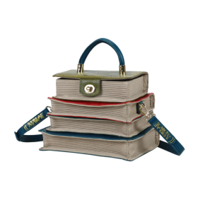Between the Covers Bookbinders Borsa Pila di Libri