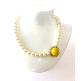 collana girocollo con perle e dettaglio verde laterale art. 461206V